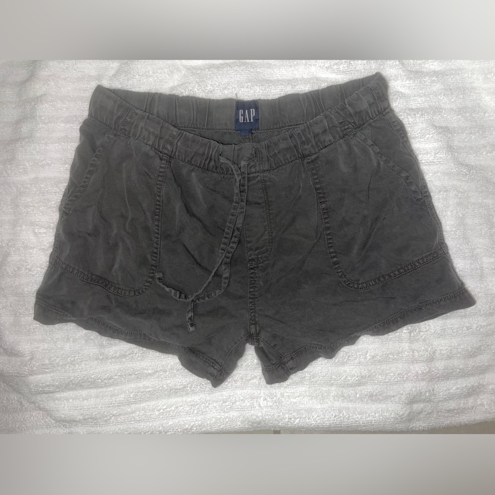gap women’s elastic waist shorts